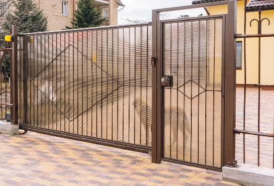 Купить ворота из профлиста с элементами ковки, с металлическими столбами в рамке или под дерево в Новокуйбышевске от 154996 руб